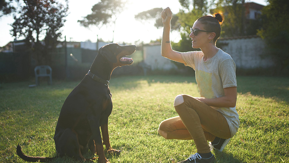 Köpeğini eğiten kadın