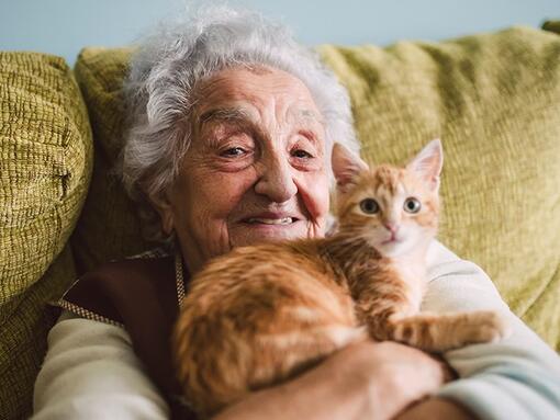 Kedili yaşlı kadın